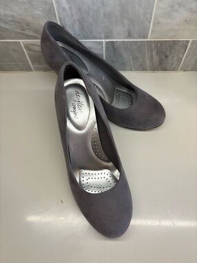 De flex closed toe Dark Gary suede wedge- 7 1/2